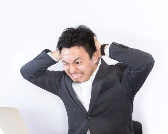 頭を抱える男性